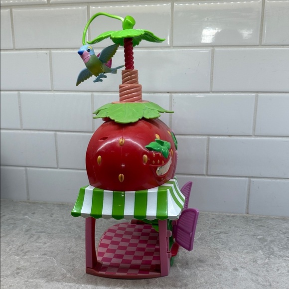 Vintage Strawberry Shortcake 2008 Playhouse with Parrot. Pre-loved. - Picture 4 of 7